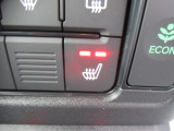 運転席シートにはシートヒーターも装備されております。