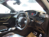 プジョーの特徴でもある小径ハンドル。女性の方でも運転しやすいです♪