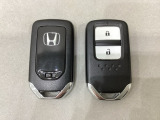 スマートキーを装備しています。鍵を差し込むことなくドアロックの開け閉めと、スタートボタン操作でのエンジンスタートができます。スペアキーも同じものを用意しております。