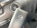 【アドバンストキー】カバンやポケットに入れたままでもドアの施錠・解錠が可能なスマートキーを装備。エンジンのオン・オフ時もカギを取り出す必要が無いからとっても便利です♪