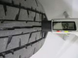 夏タイヤの残り溝は4.9mmです。スリップラインからは3.3mmとなっております。