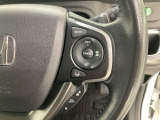 ハンドルにHondaセンシング系のクルーズコントロールやレーンキープアシストなどのスイッチが装備されています。ハンドルから手を離さず安全に操作できます。