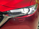 【LEDヘッドライト】悪天候や夜間走行時も良好な視界を確保し安心して運転できる高輝度LEDヘッドライトを装備!点灯速度が早く、消費電力も抑えられています。