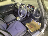 フィット感のあるシート。身体をしっかりと支えてくれるので、長時間の運転も快適にサポートしてくれます。