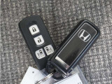 ◆スマートキー◆カギをバッグやポケットに入れたままでもドアロックの開閉ができる『スマートキー』付き!雨天や暗くなってもカギを取り出す必要がなくドアの開錠&エンジンも始動できます