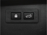 ボタンを押せば、リヤゲートが開閉するスイッチです。両手が荷物でふさがっていても、スイッチを押せば自動で動きます。