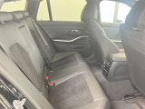 ご納車前に、リア3面にプライバシーフィルムの施行も可能です。荷物の盗難防止、UVカット等の効果があります。プロが選ぶ高耐久、高品質なフィルムは種類も豊富で仕上がりも非常に綺麗です。