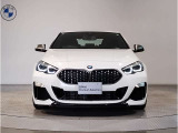 【キドニーグリル】BMWは約90年もの間、ほぼ全ての車両にひと目でBMWだと分かるこの特徴的なフロントグリルが備えられ、デザイン・アイコンとして親しまれてきました。
