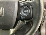 ハンドルにHondaセンシング系のクルーズコントロールやレーンキープアシストなどの操作スイッチが装備されています。ハンドルから手を離さず安全に操作できます。