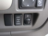 雪道などで安定した走りの4WD。後輪を一時的にモーターで駆動する電動式4WDで、凍結路面でも安定した発進が可能です。スイッチ操作で2WD←→4WDを選択できます。