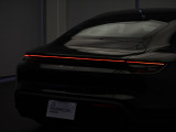 クリアのPORSCHEロゴにシルバーのTaycanロゴ。緑色の車体にとても似合います。