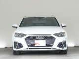 Audiデザインの特徴であるシングルフレームグリルが存在感を主張します。