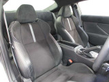 運転席側からの前席ビューです。内装色はブラック系ですので汚れも目立ちにくいです♪
