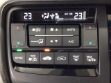 【左右独立オートエアコン】左右席で独立温度コントロールが可能です。運転席はキンキンに冷やして助手席はマイルドにと言った設定が可能です☆暑さ寒さでケンカすることもなくなりますね♪