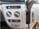 お車選びをお楽しみ頂けるよう、在庫車の展示スペースを十分に確保しております。