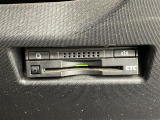 【ETC】有料道路を利用する際に料金所で停止することなく通過できる、ETC車載器(ノンストップ自動料金収受システム機器)が装備されています。セットアップを行うことで利用可能になります。