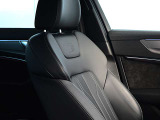 クオリティの高いシートを採用するのは、Audiのクルマづくりの哲学のひとつです。特に座り心地が重要です。体の大きなドイツ人が座っても頑丈な耐久性があります。。しかも肌触りも良く高級家具のようです。