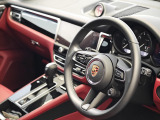 ポルシェらしい細巻きのレザーステアリングはヒーター付きで、冬も快適な運転ができます。