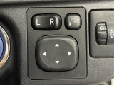 【電動格納ミラー】運転席のスイッチで、ドアミラーの開閉や角度の調整ができます。