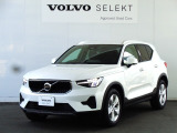 2025年1月登録のボルボXC40 Plus B4 AWDです。 ボディカラーはクリスタルホワイトプレミアムメタリックで、シートはグレーのテキスタイルコンビネーションです。
