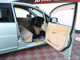 【車屋】として、長く車業界に従事した経験豊富なスタッフが多数在籍しております。