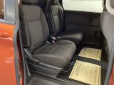 ホンダ車の低床ボディは、チャイルドシートへのお子さまの乗降や荷物の積載もスムーズ。足元もゆったりとしていますので、おくつろぎいただけます。