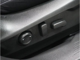 電動シートを装備。お客様に安全に運転頂けるよう座席の位置、座面の上げ下げやリクライニングの加減も細やかな設定を可能にしました。