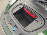 左右を一直線に貫くテールランプは存在感があるのみならず、後続車からの視認性にも貢献しています。