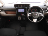 視界広々で非常に運転しやすくロングドライブでも疲れを感じさせないすっきりとまとまったインパネ周りです。