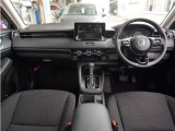 視界広々で非常に運転しやすくロングドライブでも疲れを感じさせないすっきりとまとまったインパネ周りです。