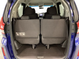 開口部も広く荷物の積み下ろしもしやすいお車となっております。リアシートは5:5の割合で背もたれを倒しシートの跳ね上げができます。