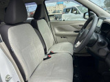 運転席まわりには十分なスペースがあり、大柄な方でもゆったり運転していただける環境です。