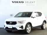 2025年1月登録のボルボXC40 Plus B3で、25年モデルです。 ボディカラーはクリスタルホワイトプレミアムメタリックで、シートはテキスタイルのシティブロック(グレー)です。