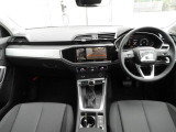 安全で快適な運転をサポートするアウディバーチャルコックピット。多機能でありながら優れた操作性で、シンプルで美しいインテリアデザインに溶け込んでいます。