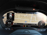 重厚感と安定感があり、同時にダイナミックさも備えるAudiの走り。機能やデザインが革新的なメーター。
