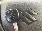 【キーレス】少し離れた場所からでもボタン一つでドアの開錠・施錠ができるのでとっても便利!ドアの鍵穴周りに傷をつけることもありません♪