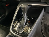 CVT車のセレクトレバーです。低速から高速まで、変速ショックのないスムーズな走りと、エンジン効率のよい領域を維持して燃費にも貢献します。サイドブレーキはスイッチ操作の電子制御パーキングブレーキです。