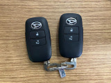 【スマートキー】 カードキーを携帯していれば、ドアハンドルのボタンを押してロックの解除ができ、パワースライドドア(左側)もワンタッチで開閉できます