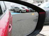 ブラインドスポットモニタリング:走行中、後方から近づいてくる車両を検知し、ドアミラーに接近状態を表示してくれます。