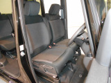 運転席は高さを調整できるハイトアジャスター付きです。