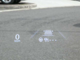 ヘッドアップディスプレイ。:ドライバーの正面にスピードメーターやカーナビの案内情報を表示します