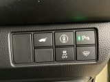 Hondaセンシング用の、VSA(ABS+TCS+横滑り抑制)解除のメインスイッチなどはハンドルの右側に装備しています。ボタン操作でトランクが開けられる電動テールゲートのボタンもついています。