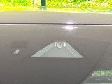 【i-ACTIVESENSE】走行中に前方の車両等を認識し、衝突しそうな時は警報とブレーキで衝突回避と被害軽減をアシスト。より安全にドライブをお楽しみいただけます。