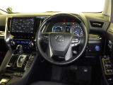 運転の際、常に目にする部分だけにシックで飽きのこないデザインが良いですね。