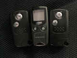 スマートキーを装備しています。鍵を差し込むことなくドアロックの開け閉めと、スタートボタン操作でのエンジンスタートができます。加えて、純正リモコンエンジンスターター用の操作キーもついています。