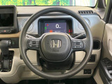 インテリアに合わせたデザインのステアリングは、運転される方のことも考え、運転しやすい形状、大きさです。是非一度、実際に触ってお確かめください。