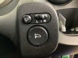 ハンドルの右側に電動格納付きパワーミラーの操作スイッチがついています。左右のサイドミラーの角度調節も微調整ができて便利です。