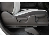 運転席リクライニング+シート上下アジャスターレバーです。体格に合わせて、運転席シートの高さを調節できます。