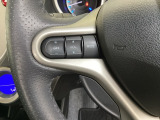 ステアリングスイッチがついていますので、オーディオのチャンネル変更、ボリューム、ジャンル変更が操作可能です。ハンドルから手を離さず安全に操作できます。