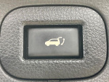 【パワーバックドア】スマートキーや運転席のボタンを押すだけでリアゲートが自動で開閉します!荷物を持っている時や、高い位置にあるバックドアを閉める際に便利な機能です♪